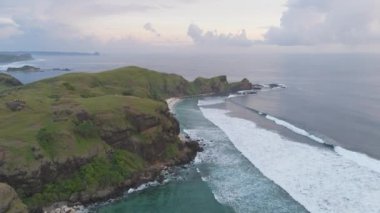 Lombok, Endonezya. Kayalık bir kıyı şeridi ve sakin bir okyanusu olan güzel bir sahil..    