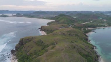 Lombok, Endonezya. Kayalık bir kıyı şeridi ve sakin bir okyanusu olan güzel bir sahil..    