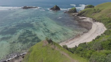 Lombok, Endonezya. Kayalık bir kıyı şeridi ve sakin bir okyanusu olan güzel bir sahil..    