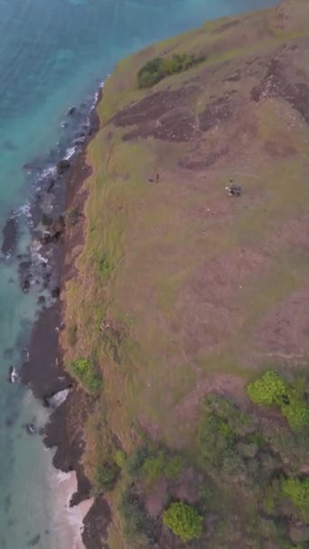 Lombok Indonesia Hermosa Playa Con Una Costa Rocosa Océano Tranquilo — Vídeos de Stock