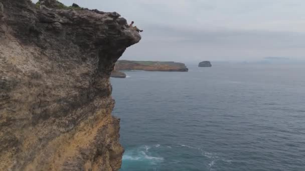 Lombok Indonesia Persona Seduta Una Scogliera Con Vista Sull Oceano — Video Stock