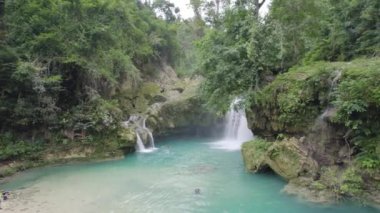 Kawasan şelaleleri, Cebu, Filipinler. Bir şelale mavi bir havuza akıyor. Su berrak ve sakin. Huzurlu ve huzurlu bir sahne..