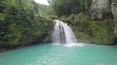 Kawasan şelaleleri, Cebu, Filipinler. Bir şelale mavi bir havuza akıyor. Su berrak ve sakin. Huzurlu ve huzurlu bir sahne..