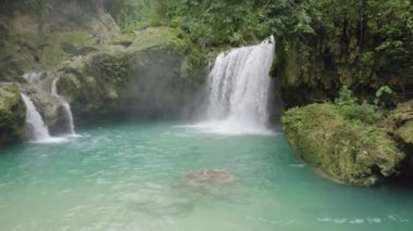 Kawasan şelaleleri, Cebu, Filipinler. Bir şelale mavi bir havuza akıyor. Su berrak ve sakin. Huzurlu ve huzurlu bir sahne..