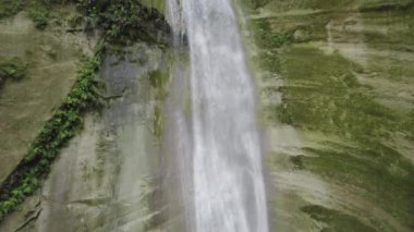 Cebu, Filipinler, Kawasan şelalesi. Çarpıcı şelalelerin insansız hava aracı görüntüleri. Şelalenin hava manzarası, turkuaz renkli su. İnsansız hava aracı doğanın güzelliğini yakalar