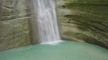 Cebu, Filipinler, Kawasan şelalesi. Çarpıcı şelalelerin insansız hava aracı görüntüleri. Şelalenin hava manzarası, turkuaz renkli su. İnsansız hava aracı doğanın güzelliğini yakalar