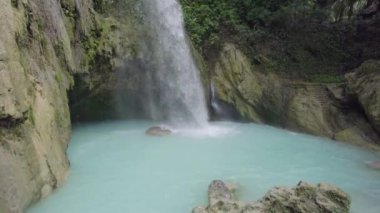 Cebu, Filipinler, Kawasan şelalesi. Çarpıcı şelalelerin insansız hava aracı görüntüleri. Şelalenin hava manzarası, turkuaz renkli su. İnsansız hava aracı doğanın güzelliğini yakalar