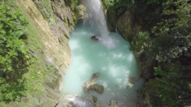 Cebu, Filipinler, Kawasan şelalesi. Çarpıcı şelalelerin insansız hava aracı görüntüleri. Şelalenin hava manzarası, turkuaz renkli su. İnsansız hava aracı doğanın güzelliğini yakalar