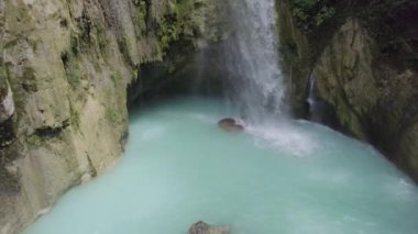 Cebu, Filipinler, Kawasan şelalesi. Çarpıcı şelalelerin insansız hava aracı görüntüleri. Şelalenin hava manzarası, turkuaz renkli su. İnsansız hava aracı doğanın güzelliğini yakalar