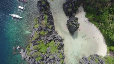 Filipinler, Palawan Adası, El Nido sahilindeki teknelerin hava manzarası..