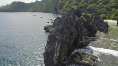 Filipinler, Palawan Adası, El Nido sahilindeki teknelerin hava manzarası..