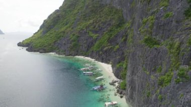 Filipinler, Palawan Adası, El Nido sahilindeki teknelerin hava manzarası..