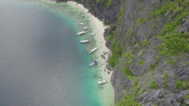 Filipinler, Palawan Adası, El Nido sahilindeki teknelerin hava manzarası..