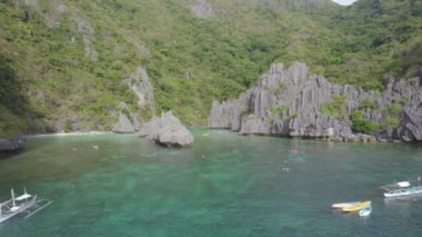Filipinler, Palawan Adası, El Nido sahilindeki teknelerin hava manzarası..