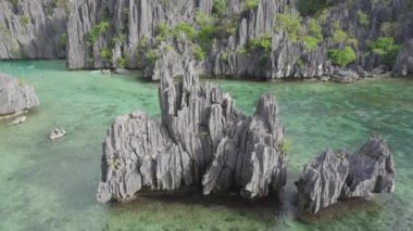 Sakin suyu olan kayalık sahilin güzel manzarası. El Nido, Palawan, Filipinler 'deki muhteşem Büyük Göl manzarası    