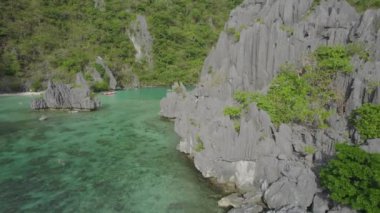 Sakin suyu olan kayalık sahilin güzel manzarası. El Nido, Palawan, Filipinler 'deki muhteşem Büyük Göl manzarası    