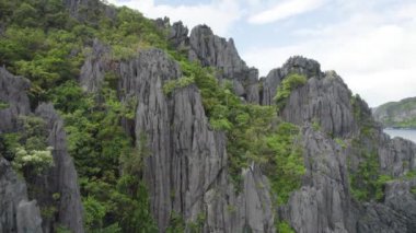 Rocky Beach 'in güzel manzarası. El Nido, Palawan, Filipinler 'deki muhteşem Büyük Göl manzarası     