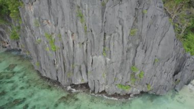 Rocky Beach 'in güzel manzarası. El Nido, Palawan, Filipinler 'deki muhteşem Büyük Göl manzarası     