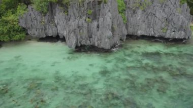 Rocky Beach 'in güzel manzarası. El Nido, Palawan, Filipinler 'deki muhteşem Büyük Göl manzarası     