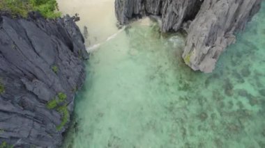Rocky Beach 'in güzel manzarası. El Nido, Palawan, Filipinler 'deki muhteşem Büyük Göl manzarası     
