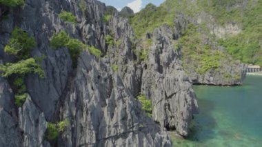 Rocky Beach 'in güzel manzarası. El Nido, Palawan, Filipinler 'deki muhteşem Büyük Göl manzarası     