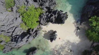Rocky Beach 'in güzel manzarası. El Nido, Palawan, Filipinler 'deki muhteşem Büyük Göl manzarası     