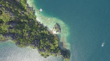 El Nido, Palawan, Filipinler yakınlarındaki tropik adanın havadan görünüşü.