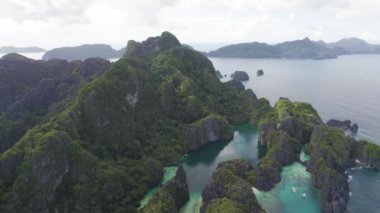 El Nido, Palawan, Filipinler yakınlarındaki tropik adanın havadan görünüşü.