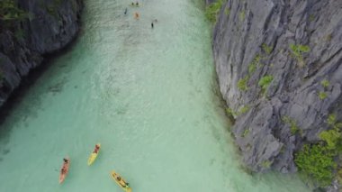 El Nido, Palawan, Filipinler 'de bir göl - 25 Aralık 2023: Bir grup insan nehirde kayak yapıyor.. 