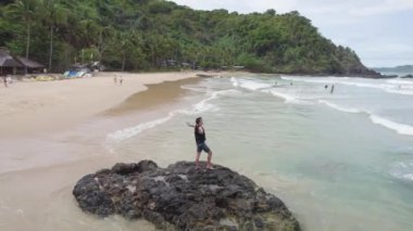 Filipinler, Palawan 'daki tropikal Long Beach' teki insan görüntüsü. 