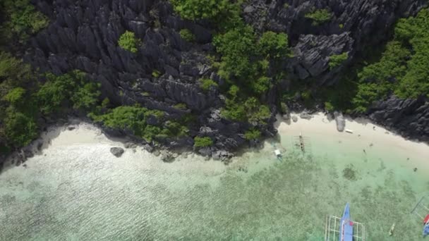 遠くに浮かぶボートを備えた岩の海と美しい青い海 ツインラグーン コロン パラワンフィリピンでのカルストクリフ — ストック動画
