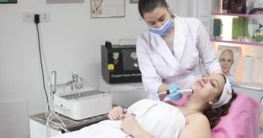 Radyo frekansı yüzünde kaldırma almak güzel bir kadın. Profesyonel Şevval Özçelik Güzellik yüz anti-kırışıklık tedavisi yapıyor. Cilt Bakımı ve cilt dokusunu düzeltilmesi kavramı.   