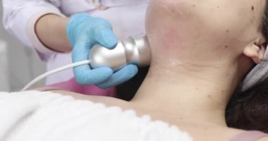 Klinikteki bir kozmetikçide yüz yenileme ameliyatı için gerekli radyoaktivite prosedürü. Estetik tıp kavramı. Yüzün ultrasonik temizliği      