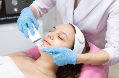 Ultrason kavitasyon yüz peeling makinedeki yüzey yordamı cilt. 