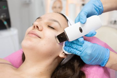 Ultrason kavitasyon yüz peeling makinedeki yüzey yordamı cilt. 