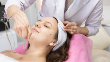 Güzel bir kadın güzellik salonunda oksijen maskesi tedavisi görüyor. Profesyonel cilt bakımı     