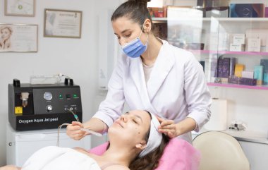 Güzel bir kadın güzellik salonunda oksijen maskesi tedavisi görüyor. Profesyonel cilt bakımı     