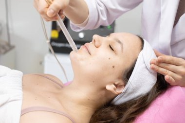 Güzel bir kadın güzellik salonunda oksijen maskesi tedavisi görüyor. Profesyonel cilt bakımı     