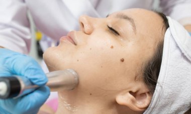 Radyo frekansı yüzünde kaldırma almak güzel bir kadın. Profesyonel Şevval Özçelik Güzellik yüz anti-kırışıklık tedavisi yapıyor. Cilt Bakımı ve cilt dokusunu düzeltilmesi kavramı.