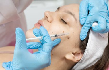 Güzel bir kadının kozmetoloji salonunda iğne olurken yakın plan çekimi..              