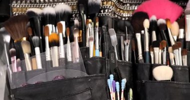 Makyaj fırçaları ve kozmetik ürünlerinin yakın plan görüntüsü 