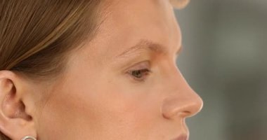 Makyaj sanatçısı güzellik salonunda çalışıyor. Profesyonel makyaj ustası tarafından uygulanan kadın portresi.       