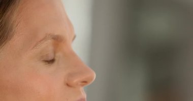 Makyaj sanatçısının yakın plan görüntüsü krem makyaj vakfı uygulaması yetişkin kadın yüzünü güzellik salonunda fırçalamak.           