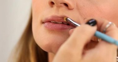 Makyaj sanatçısı güzellik salonunda çalışıyor. Profesyonel makyaj ustası tarafından uygulanan kadın portresi.       