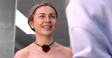 Makyöz, güzellik salonunda genç bir kadının profesyonel makyajını yapıyor.                