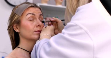 Makyaj sanatçısı göz farı sürer, akşam makyajı mükemmeldir..           