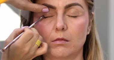 Makyaj sanatçısı göz farı sürer, akşam makyajı mükemmeldir..           