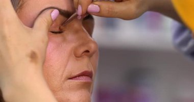 Makyaj sanatçısı göz farı sürer, akşam makyajı mükemmeldir..           