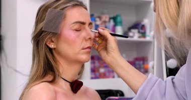 Makyaj sanatçısı göz farı sürer, akşam makyajı mükemmeldir..           