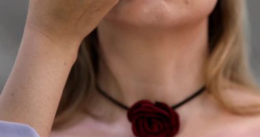 Profesyonel makyöz güzellik salonundaki güzel kadın modeline makyaj yapıyor..           